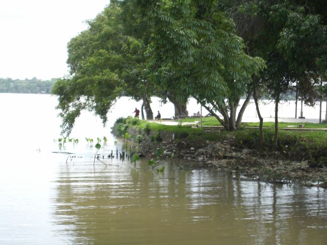  2006:11:22 12:05:04   007 Fishing at the mouth of the tributary.jpg